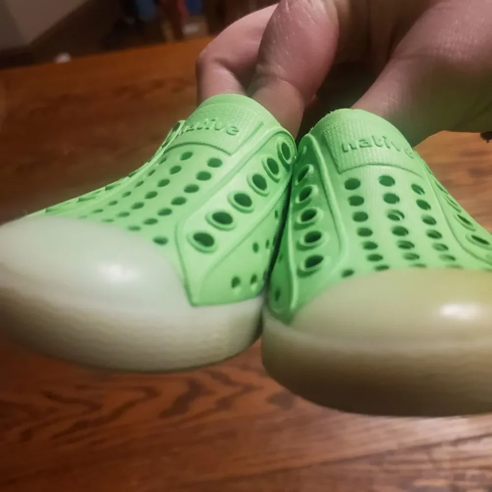 Native Jefferson lime green shoes sz  child 4